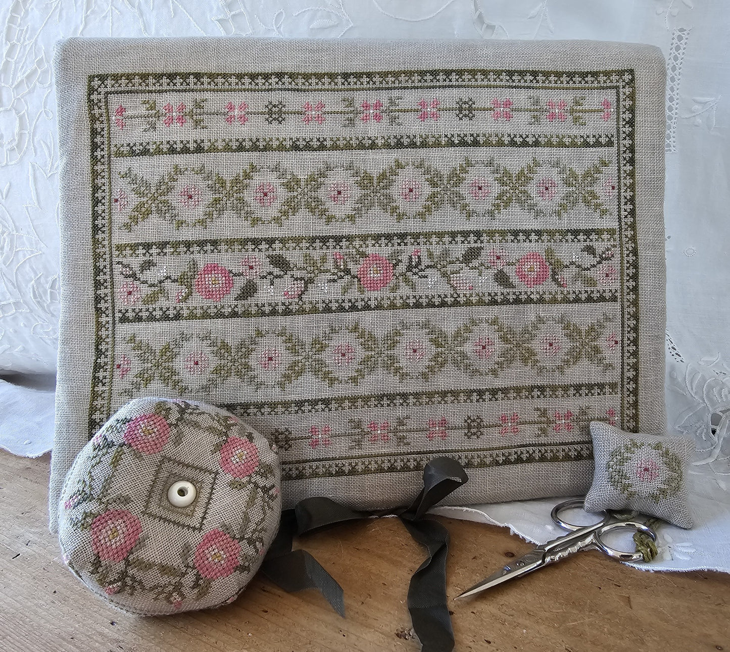 Peony Pocket And Accessories Chart - Samplers Not Forgotten