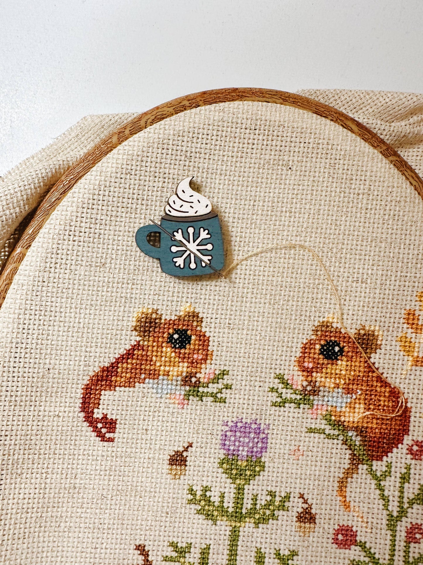Snowflake Mug Wooden Needle Minder