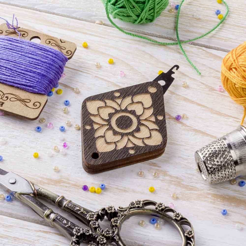 Square Flower Wooden Needle Minder