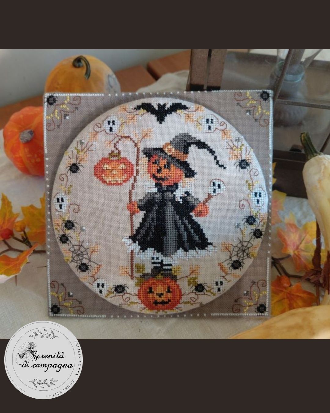 HALLOWEEN - STREGA ZUCCA (Halloween - Witch Pumpkin) - Serenità di Campagna - 2026 Needlework Marketplace PREORDER